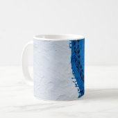 Blauer und schwarzer Blumenschal auf weißem Sand Kaffeetasse (Vorderseite Links)