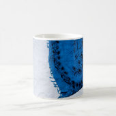 Blauer und schwarzer Blumenschal auf weißem Sand Kaffeetasse (Mittel)
