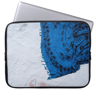 Blauer und schwarzer Blumenschal auf weißem Sand Laptopschutzhülle