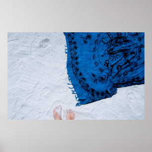 Blauer und schwarzer Blumenschal auf weißem Sand Poster