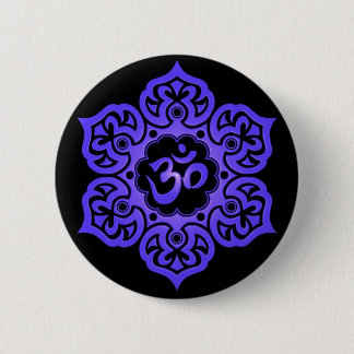 Blauer und schwarzer Om-mit Blumenentwurf Button