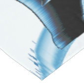 Blauer und schwarzer Schrott oder Bänder werden ze Tischdecke (Schrägansicht)