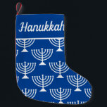 Blauer und weißer Happy Hanukkah menorah Urlaub Kleiner Weihnachtsstrumpf<br><div class="desc">Blauer und weiß Happy Hanukkah menorah Urlaub Kleiner Weihnachtsfest Strumpf. Fügen Sie Ihre eigenen individuelle Name-,  Gruß- oder Monogramm-Buchstaben hinzu. Personalisiertes Socksack-Design für Jewish Holiday. Elegante Feriendekorationen mit dekorativen Mustern religiöser Kerzenhalter. Kleine und große Größe vorhanden.</div>