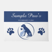 Blauer und weißer Hund mit Cat Logo Tierklinik Fußmatte (Vorderseite)