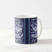 Blauer und weißer Koi Fisch Elegantes Geschenk Kaffeetasse (VorderseiteRechts)