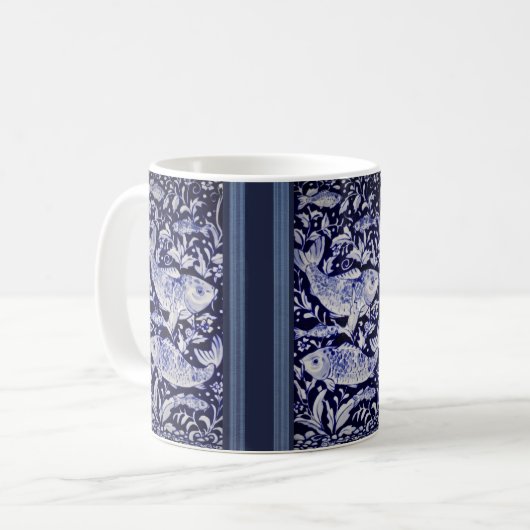 Blauer und weißer Koi Fisch Elegantes Geschenk Kaffeetasse (Vorderseite Links)