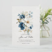 Blauer und weißer Painterly Floral Wedding Einladung (Stehend Vorderseite)