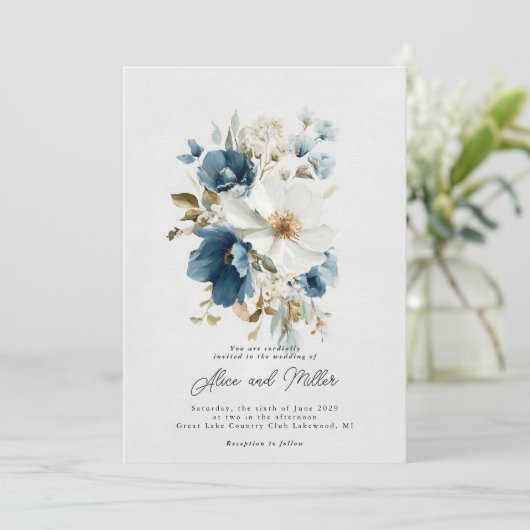 Blauer und weißer Painterly Floral Wedding Einladung (Stehend Vorderseite)