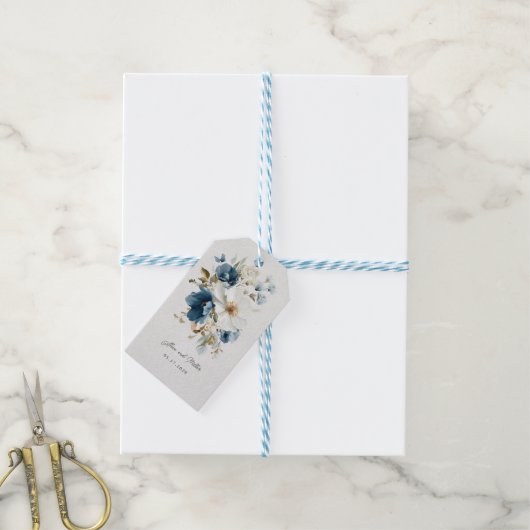 Blauer und weißer Painterly Floral Wedding Geschenkanhänger (Mit Garn)