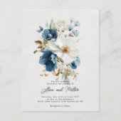Blauer und weißer Painterly Floral Wedding Postkarte (Vorderseite)