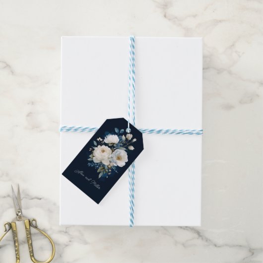 Blauer und weißer Painterly Floral Wedding Vielen Geschenkanhänger (Mit Garn)