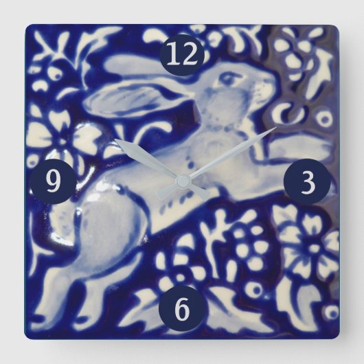 Blauer und weißer Sprung Rabbit Hare Keramik Kunst Quadratische Wanduhr (Vorderseite)