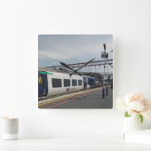 Blauer und weißer Zug Quadratische Wanduhr (Zuhause)