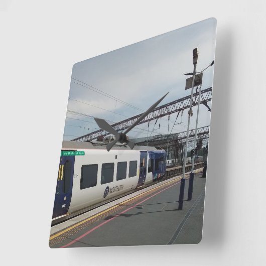 Blauer und weißer Zug Quadratische Wanduhr (Winkel)