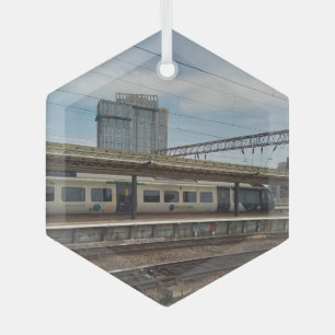 Blauer und weißer Zug vor einem Gebäude Ornament Aus Glas