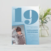 Blauer Verlauf 19. Geburtstag Einladungen Boy Foto (Stehend Vorderseite)
