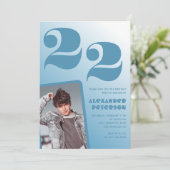 Blauer Verlauf 22. Geburtstag Einladungen Ihm Foto (Stehend Vorderseite)