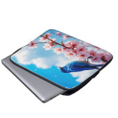 Blauer Vogel auf Kirschblütenzweig Laptopschutzhülle (Vorne Knopf)