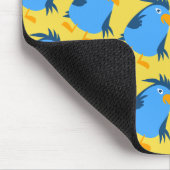 Blauer Vogel für Kinder durch Schaufenster. Mousepad (Ecke)