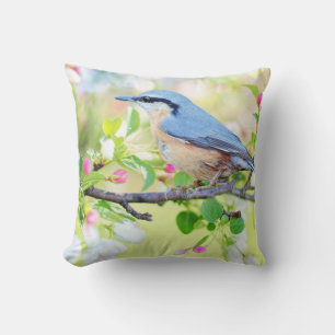 Blauer Vogel und Blüten von Apple Kissen