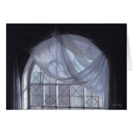 Blauer Vorhang in einem gewölbten Fenster