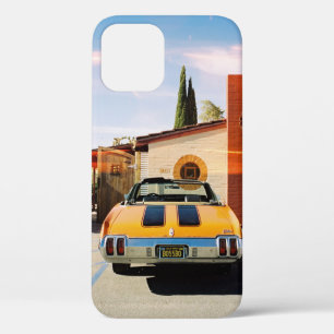 Blauer Wagen parkt neben braunem Betonklotz in Case-Mate iPhone Hülle