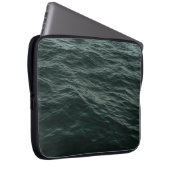 BLAUER WASSER WÄHREND DES TAGES LAPTOPSCHUTZHÜLLE (Vorne Rechts)