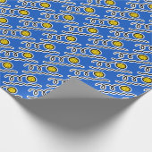 Blauer Wasserball trägt WeihnachtsPackpapier zur Geschenkpapier (Ecke)