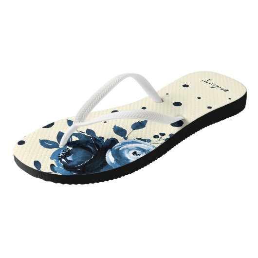 Blauer Wasserfarbenflor mit Punkten und Namen hinz Badesandalen (Schrägansicht)