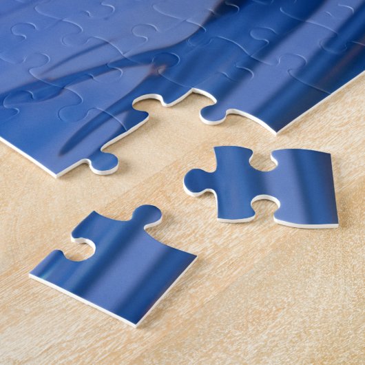 Blauer Wassertropfen in Bewegung auf einem Puzzle (Seite)