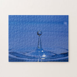 Blauer Wassertropfen in Bewegung auf einem Puzzle