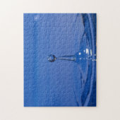 Blauer Wassertropfen in Bewegung auf einem Puzzle (Vertikal)