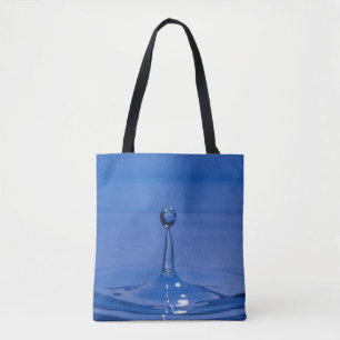 Blauer Wassertropfen in Bewegung auf einer Tasche