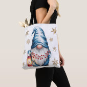 Blauer Weihnachts-Gnom mit roter Laterne und Beere Tasche (Von Nahem)