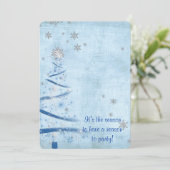 blauer Weihnachtsbaum mit Silberschneeflocken Einladung (Stehend Vorderseite)