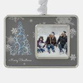 Blauer Weihnachtsbaum und Schneeflocken Gerahmtes  Rahmen-Ornament Silber (Vorderseite)