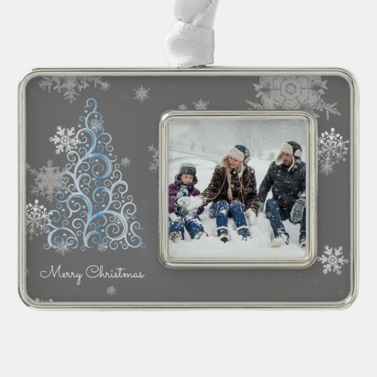 Blauer Weihnachtsbaum und Schneeflocken Gerahmtes Rahmen-Ornament Silber (Vorderseite)
