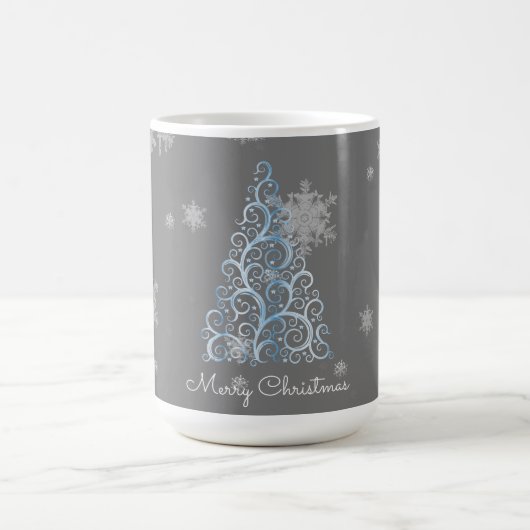 Blauer Weihnachtsbaum und Schneeflocken Tasse (Mittel)