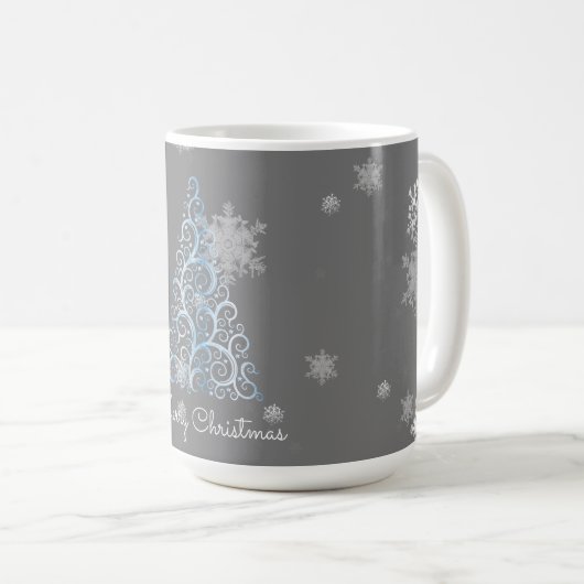 Blauer Weihnachtsbaum und Schneeflocken Tasse (VorderseiteRechts)