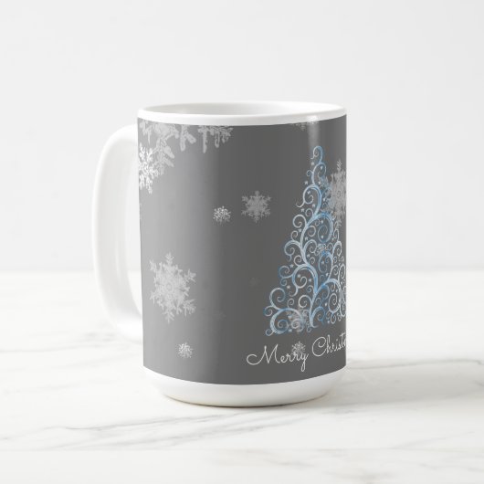 Blauer Weihnachtsbaum und Schneeflocken Tasse (Vorderseite Links)