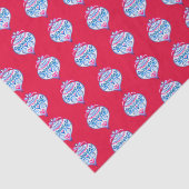 Blauer Weihnachtsschmuck auf hellrot Seidenpapier (Detail)