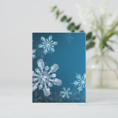 Blauer Weihnachtsschneeflockehintergrund Feiertagspostkarte (Stehend Vorderseite)