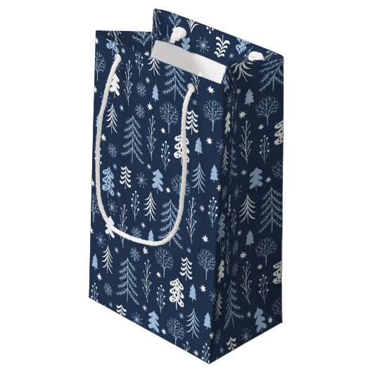 Blauer Weihnachtswald Kleine Geschenktüte (Rückseite Schrägansicht)