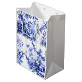 Blauer weißer Chinoiserie Toile Mittlere Geschenktüte (Vorderseite Schrägansicht)