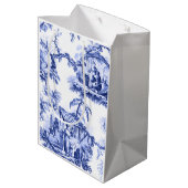 Blauer weißer Chinoiserie Toile Mittlere Geschenktüte (Rückseite Schrägansicht)