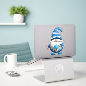 Blauer weißer Gnom, der den Davidstern hält Aufkleber (Laptop auf Schreibtisch)