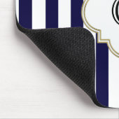 Blauer weißer Streifen, weißes Monogramm-Etikett Mousepad (Ecke)