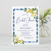 Blauer weißer Tile Floral Lemon Brautparty Einladung (Stehend Vorderseite)