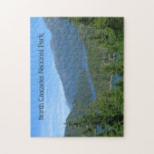 Blauer Windsee durch grüne Wälder Puzzle (Vertikal)