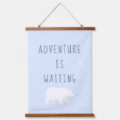 Blauer Winter | Adventure is Gewartet Kinderzimmer Wandteppich Mit Holzrahmen (Vorderseite)
